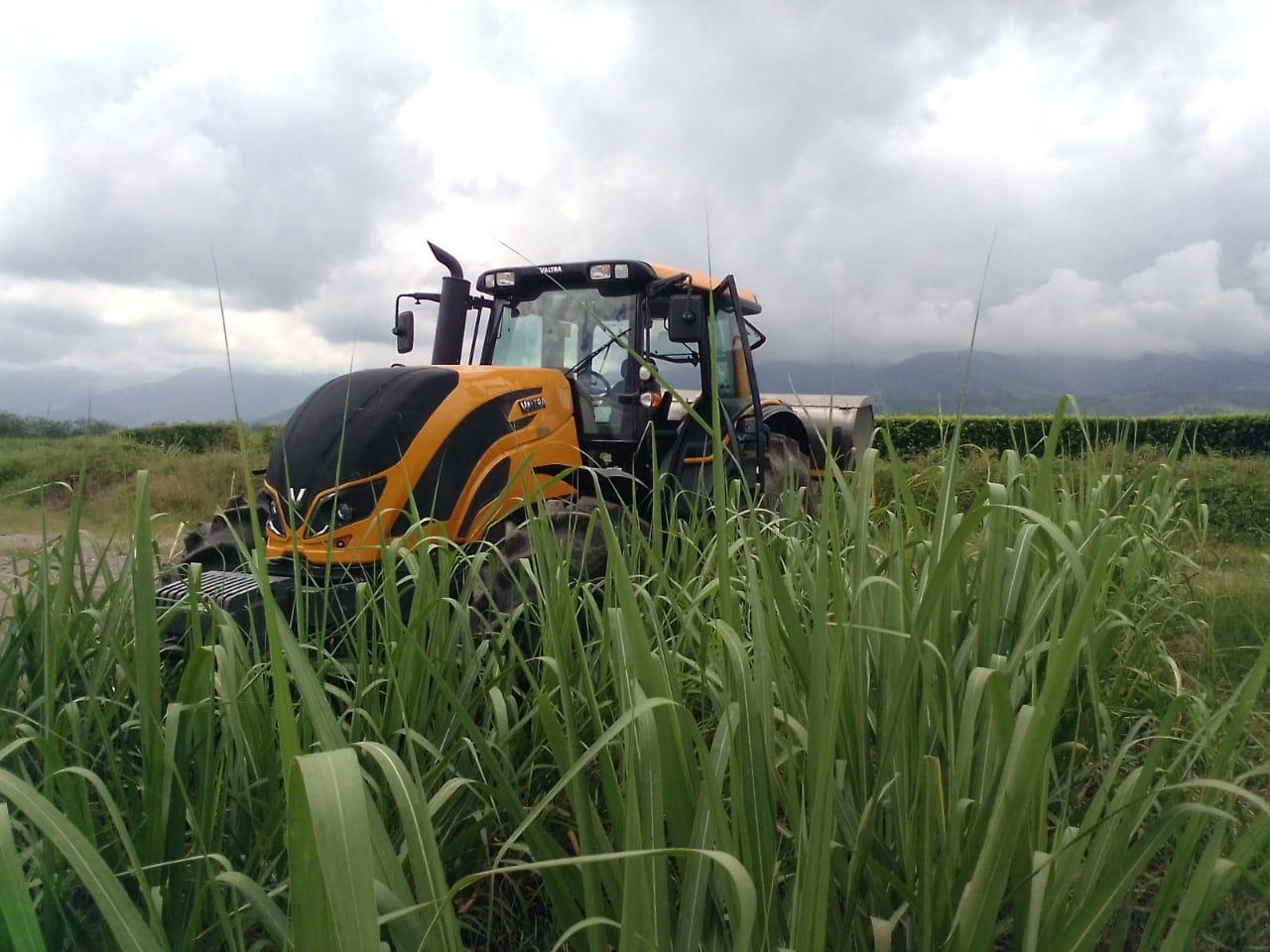 Tractor Valtra trabajando en campo